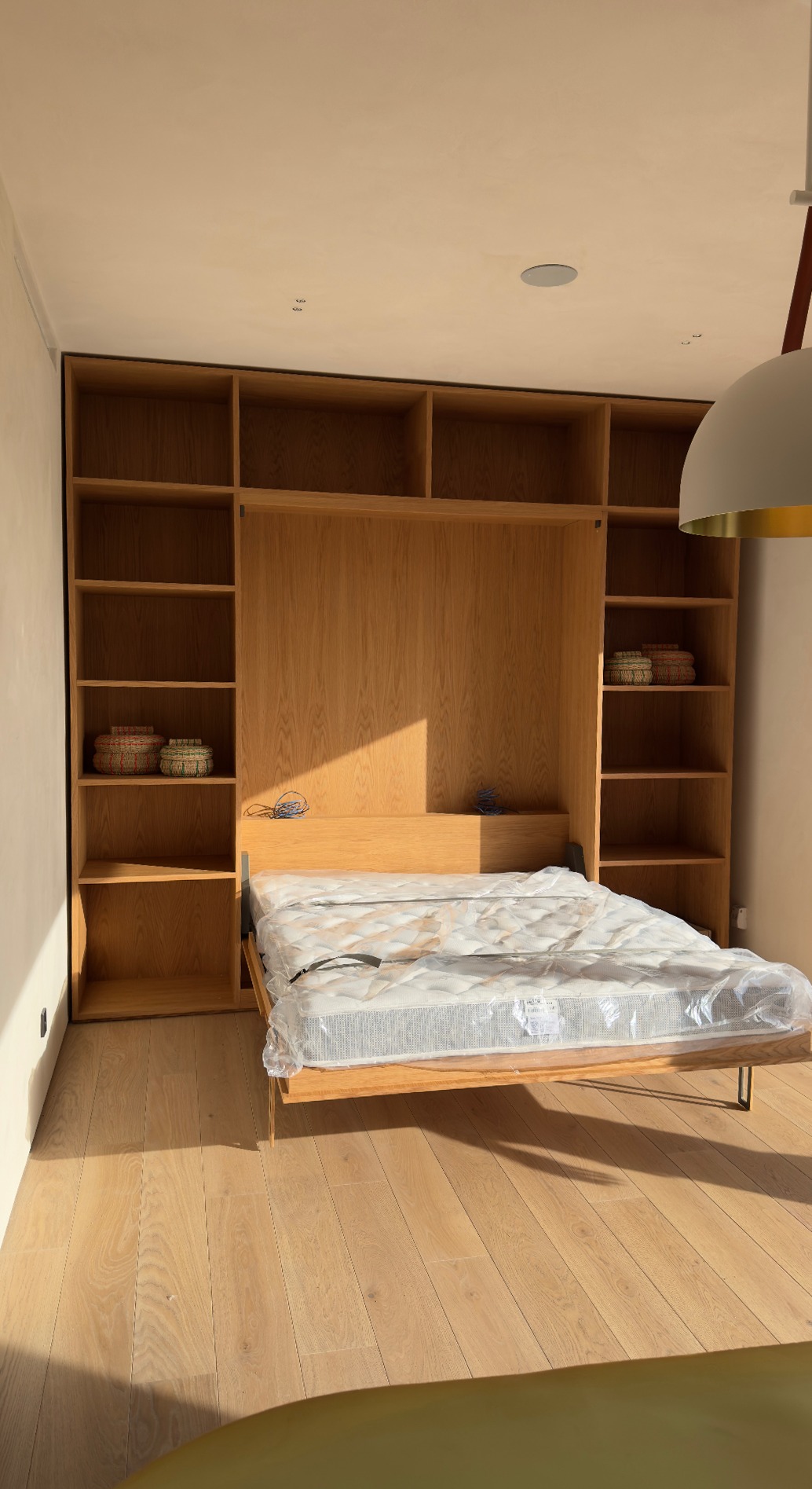 Estante em carvalho com cama articulada aberta, Comporta