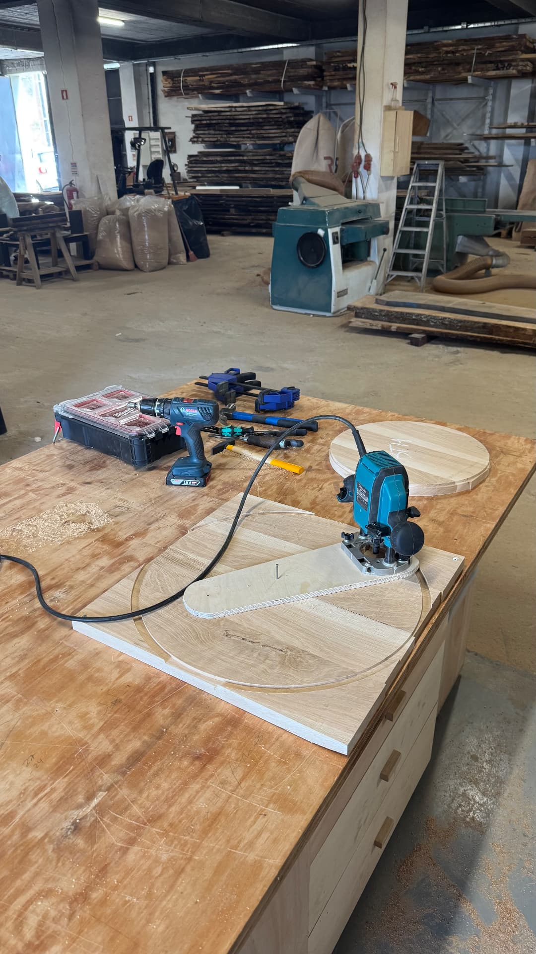 Shop-made circle jig and router for a round tabletop