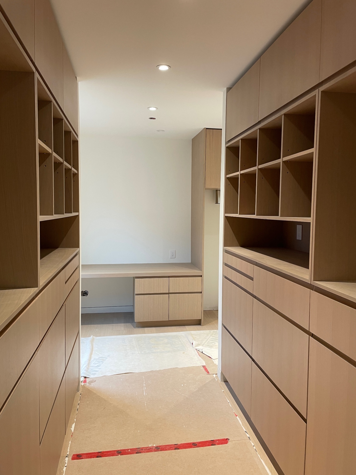 Closet em carvalho branco acabado, vista para o toucador