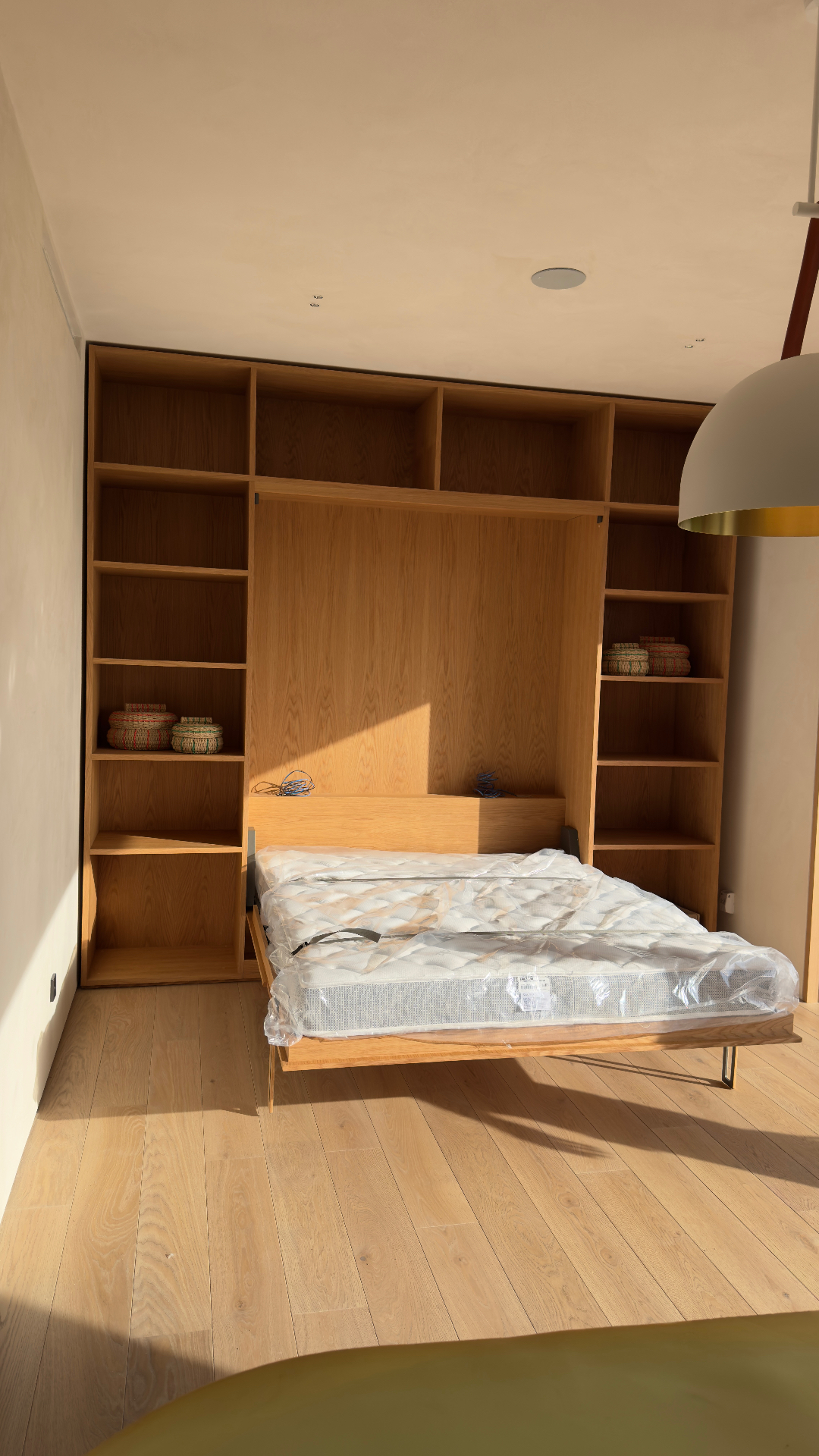 Estante em carvalho com cama articulada aberta, Comporta