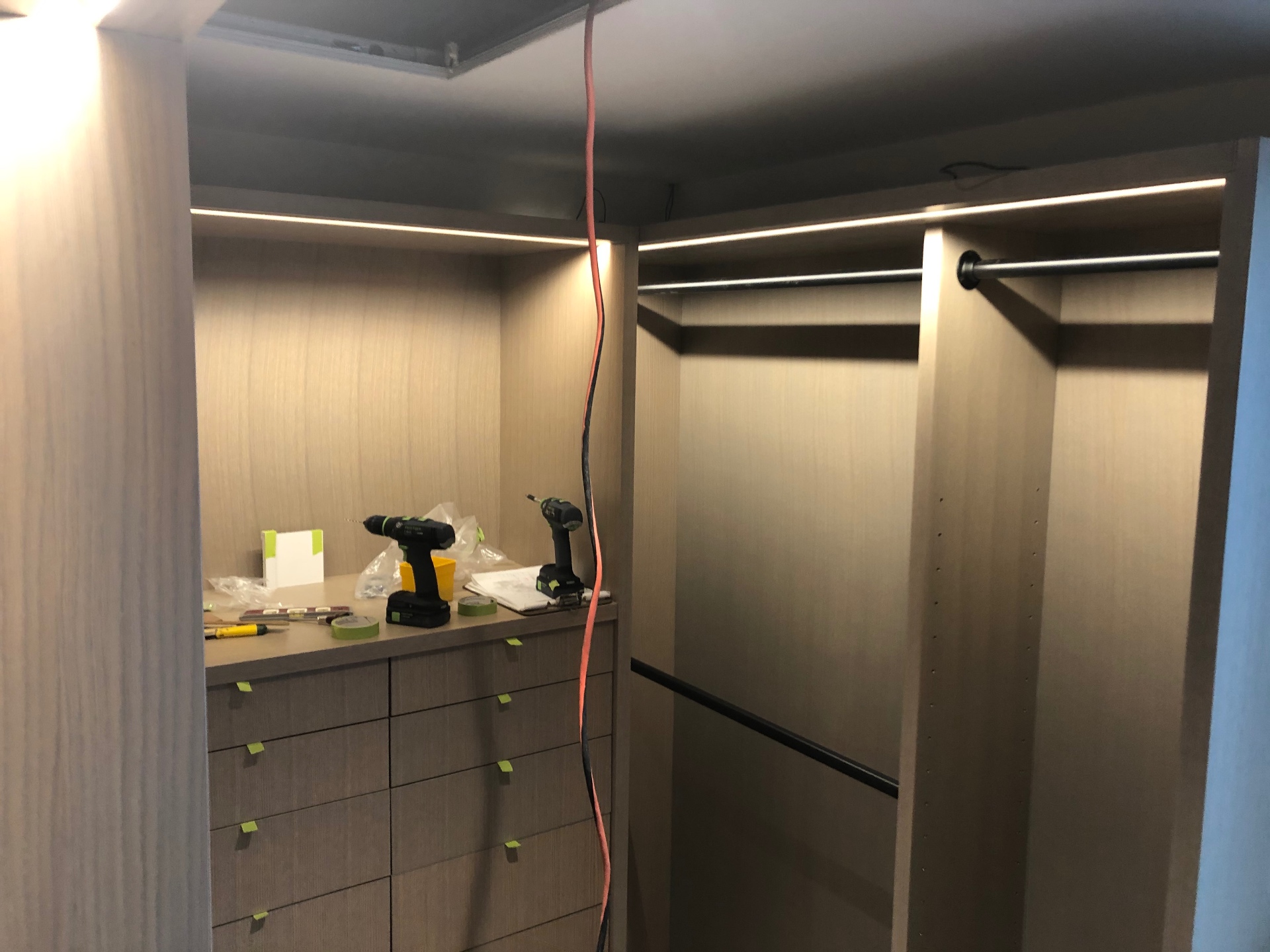Closet durante a instalação com frentes de gaveta marcadas e ferramentas no tampo